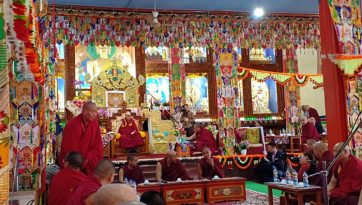 ཤར་རྩེ་གྲྭ་ཚང་གི་གཞུང་ཆེན་ལྔའི་རྩོད་རྒྱུགས་ལ་ཐུགས་ཞིབ་དང་བཀའ་སློབ་སྩལ་བ།