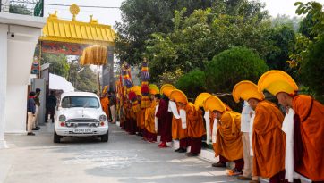 གནས་མཆོག་རྡོ་རྗེ་གདན་དུ་༸ཞབས་སོར་འཁོད་པ།