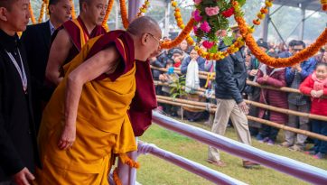 རྡོར་གདན་དུ་ལག་ལེན་སོ་བདུན་མའི་གསུང་ཆོས་སྩལ་བ།