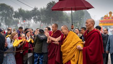 འཇམ་དབྱངས་ཆོས་སྐོར་ལས་འཇམ་དཔལ་ནང་སྒྲུབ་དང་། སྒྲོལ་དཀར་རྗེས་གནང་བཀའ་དྲིན་སྩལ་བ།