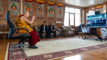 དྲ་ལམ་བརྒྱུད་རྒྱ་བོད་མཐོ་རིམ་སློབ་ཕྲུག་ལ་བཀའ་སློབ་དང་དྲི་བ་དྲིས་ལན་མཛད་པ། 