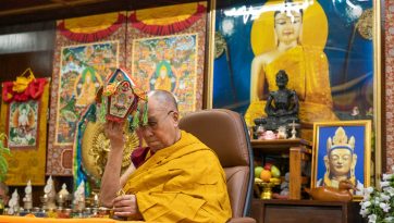 དྲ་ལམ་བརྒྱུད་ཐུགས་རྗེ་ཆེན་པོ་དབང་ཆེན་དང་སྤྱན་རས་གཟིགས་སེངྒེ་སྒྲ་ཡི་རྗེས་གནང་བཀའ་དྲིན་སྩལ་བ། 