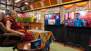 སོག་རིགས་གཞོན་སྐྱེས་ཚོར་ནང་ཆོས་དང་ཚན་རིག་གི་སྐོར་ལ་བཀའ་སློབ་སྩལ་བ།