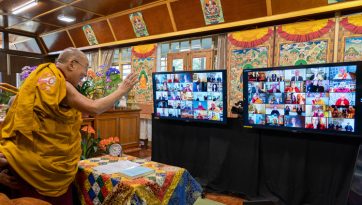 ཨི་ཊ་ལིའི་དད་ལྡན་ཆོས་ཞུ་བར་དྲ་ལམ་བརྒྱུད་བདེན་བཞི་དང་བདེན་གཉིས་ཀྱི་གསུང་ཆོས་སྩལ་བ། 