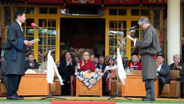 སྐབས་ ༡༥ བའི་སྲིད་སྐྱོང་དམ་འབུལ་མཛད་སྒོར་དབུ་བཞུགས་མཛད་པ།