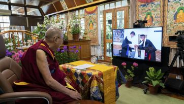 སྲིད་སྐྱོང་དམ་འབུལ་མཛད་སྒོར་བཀའ་སློབ་སྩལ་བ། 