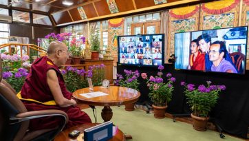 འཛམ་གླིང་བཟང་ཕྱོགས་སུ་བསྐྱོད་ཚུལ་ཞེས་པའི་བརྗོད་གཞིའི་ཐོག་བགྲོ་གླེང་མཛད་པ། 