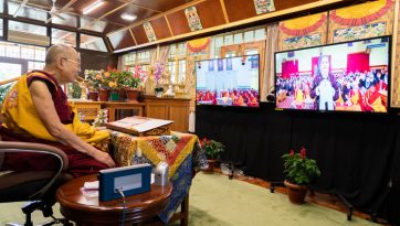 ལ་དྭགས་ཀྱི་དད་ལྡན་སེར་སྐྱ་མི་མང་ལ་དྲ་ལམ་བརྒྱུད་བྱང་ཆུབ་ལམ་སྒྲོན་གྱི་གསུང་ཆོས་བཀའ་དྲིན་སྩལ་བ།