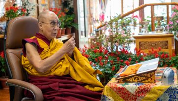 ཐའེ་ཝན་གྱི་དད་ལྡན་ཆོས་ཞུ་བར་རྟེན་འབྲེལ་བསྟོད་པའི་གསུང་ཆོས་ཉིན་དང་པོ།