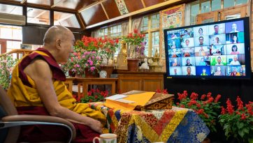 ཐའེ་ཝན་གྱི་དད་ལྡན་ཆོས་ཞུ་བར་རྟེན་འབྲེལ་བསྟོད་པའི་གསུང་ཆོས་གནང་སྒོ་ལེགས་པར་གྲུབ་པ།