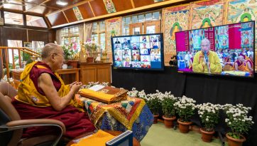 ཨུ་རུ་སུའི་ནང་པའི་རྗེས་འཇུག་པ་རྣམས་ལ་མདོ་སྡེའི་རྒྱན་གྱི་གསུང་ཆོས་དབུ་འཛུགས་མཛད་པ། 