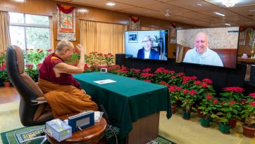 ཡེ་ཤུའི་གྲྭ་བ་ཧྥ་རྡར་ལོ་རེན་སི་ཧྥརི་མེན་དང་ལྷན་དུ་བགྲོ་གླེང་མཛད་པ། 