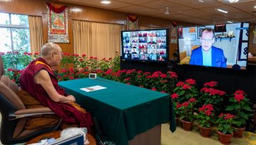 གཉན་འཕྲང་ཅན་གྱི་སྐབས་སུ་རེ་བ་དང་སྙིང་སྟོབས། བྱམས་བརྩེ་བཅས་དང་དུ་ལེན་པ་ཞེས་པའི་བརྗོད་གཞིའི་ཐོག་བཀའ་སློབ་སྩལ་བ། 