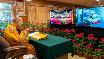 ཐའེ་ཝན་ནས་ནོ་བྷེལ་ཞི་བདེའི་གཟེངས་རྟགས་དུས་དྲན་སྲུང་བརྩི་ལ་དྲ་ལམ་བརྒྱུད་དབུ་བཞུགས་དང་བཀའ་སློབ་སྩལ་བ། 