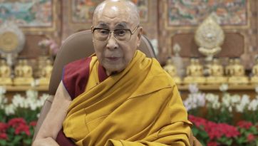 གཞུང་ཆེན་བཀའ་པོད་ལྔ་དང་གསང་སྔགས་རྡོ་རྗེ་ཐེག་པ་བཅས་ཀྱི་ཐོག་བགྲོ་གླེང་ལ་དབུ་བཞུགས།