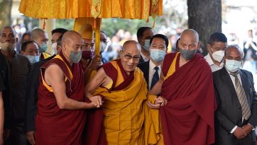 ཆོ་འཕྲུལ་དུས་ཆེན་ཉིན་སྐྱེས་རབས་ཀྱི་གསུང་ཆོས་དང་སེམས་བསྐྱེད་ཀྱི་སྡོམ་པ་འབོག་ཆོག་མཛད་པ།  