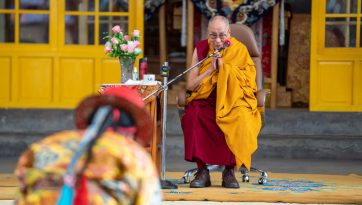 ཞོ་སྟོན་ཐེངས་ཉེར་ལྔ་པའི་འཁྲབ་སྟོན་པ་དང་རྒྱལ་སྤྱིའི་དབུ་མའི་ལམ་མི་མང་ལས་འགུལ་ཁང་གི་ཚོགས་བཅར་བ་རྣམས་ལ་བཀའ་སློབ།