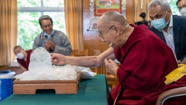 གོ་ལའི་ཉིན་མོར་གསུང་འཕྲིན་དང་ཁོར་ཡུག་ལས་འགུལ་བ་སོགས་ལ་མཇལ་ཁ་གནང་བ། 