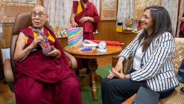 ཨ་རིའི་བོད་དོན་དམིགས་བསལ་འབྲེལ་མཐུད་པས་སྣེ་ཁྲིད་པའི་ཨ་རིའི་ཆེས་མཐོའི་སྐུ་ཚབ་ཚོགས་ཆུང་ལ་མཇལ་ཁ་གནང་བ། 