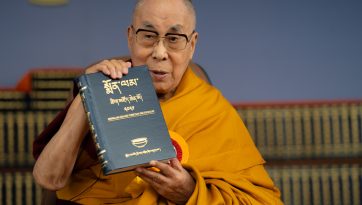 སྨོན་ལམ་ཚིག་མཛོད་ཆེན་མོའི་དབུ་འབྱེད་མཛད་སྒོར་ཆིབས་སྒྱུར།