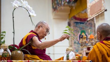 རིགས་གཞོན་སྐྱེས་རྣམས་ལ་གསུང་ཆོས་གནང་སྒོ་ལེགས་པར་གྲུབ་པ།