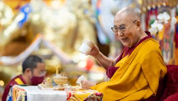 སྤྱི་ནོར་༸གོང་ས་༸སྐྱབས་མགོན་ཆེན་པོ་མཆོག་མ་ཎི་དུང་སྒྲུབ་ཀྱི་ཚོགས་མགོན་དུ་ཆིབས་སྒྱུར་གནང་བ། 