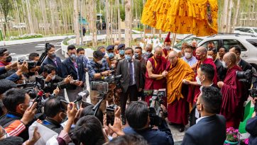 སྤྱི་ནོར་༸གོང་ས་༸སྐྱབས་མགོན་ཆེན་པོ་མཆོག་ལ་དྭགས་སུ་ཞབས་སོར་བདེ་བར་འཁོད་པ།