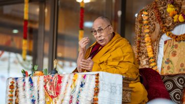 ལ་དྭགས་ཞི་བའི་ཚལ་དུ་འཕགས་པ་ཐུགས་རྗེ་ཆེན་པོའི་དབང་ཆེན་བཀའ་དྲིན་སྩལ་བ། 