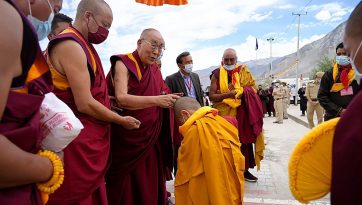 ཟངས་དཀར་དུ་༸ཞབས་སོར་བདེ་བར་འཁོད་པ། 