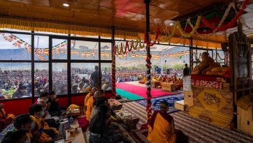 ཟངས་དཀར་དུ་སེམས་བསྐྱེད་ཀྱི་ཆོས་འབྲེལ་བཀའ་དྲིན་སྩལ་བ། 