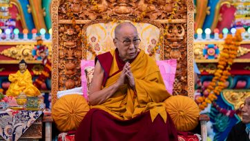 ཐུབ་བསྟན་གླིང་དགོན་པ་དབུ་འབྱེད་དང་ལ་དྭགས་གཞུང་གི་ཕེབས་སྐྱེལ་གསོལ་སྟོན་དུ་ཆིབས་བསྒྱུར་བསྐྱངས་པ། 