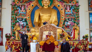 ལ་དྭགས་ནང་ཚོགས་དང་དགོན་ཚོགས་ཀྱི་ཕེབས་སྐྱེལ་གསོལ་སྟོན་ལ་ཆིབས་བསྒྱུར་བསྐྱངས་པ། 