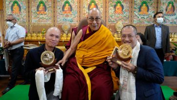 ཝེ་ཏི་ནམ་གྱི་མཇལ་བཅར་བ་བརྒྱ་ཕྲག་གཉིས་བརྒལ་བར་བཀའ་སློབ་དང་ཆོས་འབྲེལ་བཀའ་དྲིན་སྩལ་བ། 