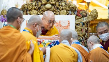 དབུ་མ་འཇུག་པའི་གསུང་ཆོས་ཉིན་གཉིས་པར་བདེན་བཞི་ངོ་སྤྲོད་དང་ཆོས་ཞུ་བའི་དྲི་བར་བཀའ་ལན་སྩལ་བ། 