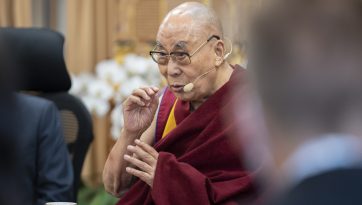 བཞུགས་སྒར་ཕོ་བྲང་དུ་སེམས་དང་སྲོག་གི་ཚོགས་འདུ་ཐེངས་ ༣༧ པ་འཚོགས་པ། 