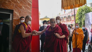 གནས་མཆོག་རྡོ་རྗེ་གདན་དུ་༸ཞབས་སོར་བདེ་བར་འཁོད་པ།