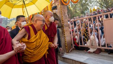 རྡོར་གདན་མཆོད་རྟེན་ཆེན་མོར་གནས་གཟིགས་མཛད་པ།