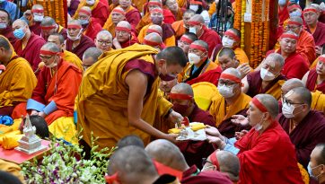 བདེ་མཆོག་ནག་པོ་པའི་བཀའ་དབང་བཀའ་དྲིན་སྩལ་བ།