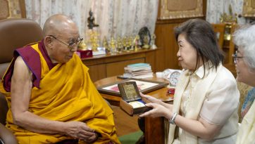 རཱ་མོན་མེག་སེ་སེ་གཟེངས་རྟགས་ཐེབས་རྩའི་ཚོགས་མི་རྣམས་ལ་མཇལ་ཁ་སྩལ་བ།