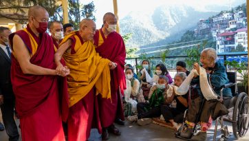 མ་ཎི་དུང་སྒྲུབ་ཀྱི་ཚོགས་མགོན་དུ་ཆིབས་སྒྱུར་བསྐྱངས་པ།