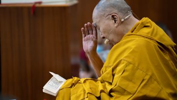 རྟེན་འབྲེལ་བསྟོད་པའི་བཀའ་ཁྲིད་བཀའ་དྲིན་སྩལ་བ། 