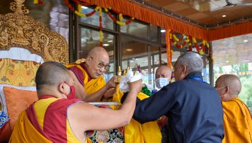 ལ་དྭགས་ཞི་བའི་ཚལ་དུ་ལག་ལེན་སོ་བདུན་མའི་གསུང་ཆོས་བཀའ་དྲིན་སྩལ་བ། 