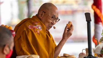 ལ་དྭགས་ཞི་བའི་ཚལ་དུ་འཕགས་པ་ཐུགས་རྗེ་ཆེན་པོའི་བཀའ་དབང་སྩལ་བ། 