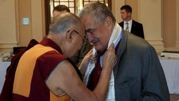 ཅེཀ་སྤྱི་མཐུན་རྒྱལ་ཁབ་ཀྱི་གནད་ཡོད་མི་སྣ་ཀ་རེལ་ཤ་ཝར་ཛེན་བག་ལགས་སྐུ་ཚེའི་འཕེན་པ་རྫོགས་པར་ཐུགས་གསོ་མཛད་པ།