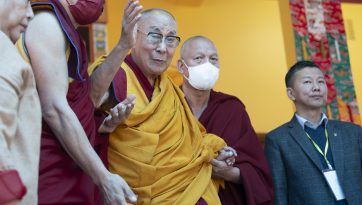 ནུབ་བྷང་གྷལ་ས་ལུ་སྒར་དུ་རྟེན་གཞི་བྱས་པའི་སྲད་རྒྱུད་གྲྭ་ཚང་དུ་ཆོས་འབྲེལ་སྩལ་བཀའ་དྲིན་སྩལ་བ། 