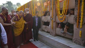 རྡོར་གདན་མཆོད་རྟེན་ཆེན་མོའི་རྟེན་གཙོའི་མདུན་དུ་སྨོན་ལམ་གསུང་འདོན་དང་མཆོད་མཇལ་གནང་བ། 