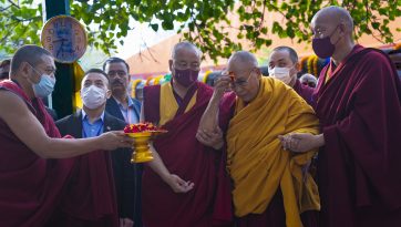 རྡོར་གདན་མཆོད་རྟེན་ཆེན་མོ་རུ་འཛམ་གླིང་ཞི་བདེའི་སྨོན་ལམ་ལ་དབུ་བཞུགས་མཛད་པ།