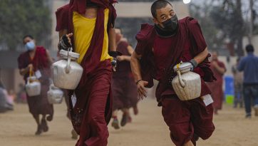 རྡོར་གདན་གསུང་ཆོས་ཉིན་གཉིས་པའི་སྐབས་སུ་འཇིག་རྟེན་ཞི་བདེའི་སྐོར་ལ་བཀའ་སློབ་སྩལ་བ། 