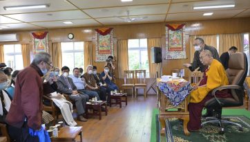 རྒྱ་ནག་དང་རྒྱལ་སྤྱིའི་ཆབ་སྲིད་འགྱུར་ལྡོག་གི་ཚོགས་བཅར་བ་རྣམས་ལ་མཇལ་ཁ་སྩལ་བ། 