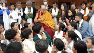 ཕྱི་རྒྱལ་ཡུལ་གྲུ་ཁག་འདྲ་མིན་ནས་ཕེབས་པའི་བོད་པའི་སློབ་ཕྲུག་རྣམས་ལ་མཇལ་ཁ་དང་བཀའ་སློབ་སྩལ་བ།